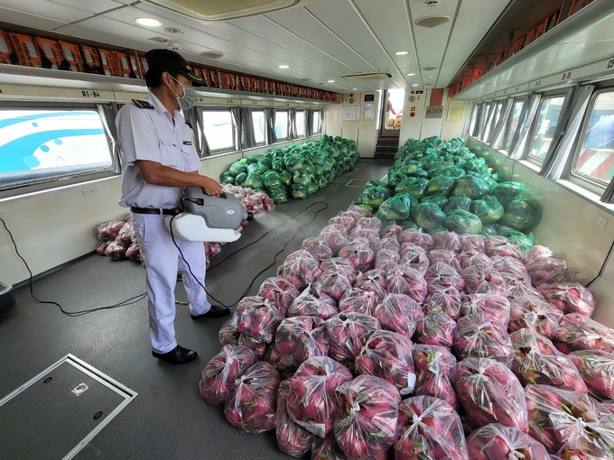 40 tấn rau củ quả miền Tây về TP HCM bằng 2 tàu cao tốc
